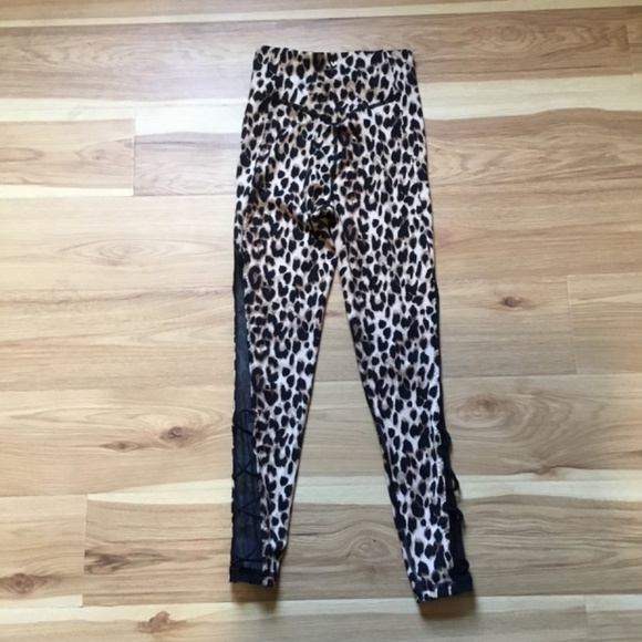 Victoria’s Secret Size 4 Leopard Print Yoga Sport Leggings 7/8 Length 27” Inseam - Picture 3 of 4
